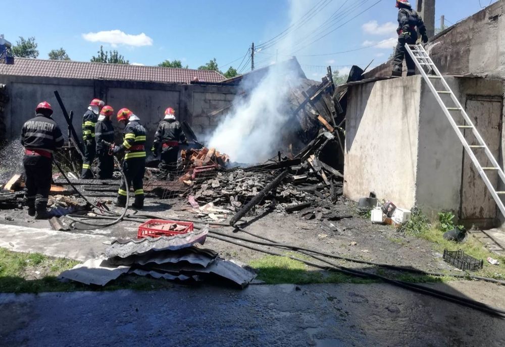 VIDEO. Magazia unui magazin din Piatra-Olt, incendiată
