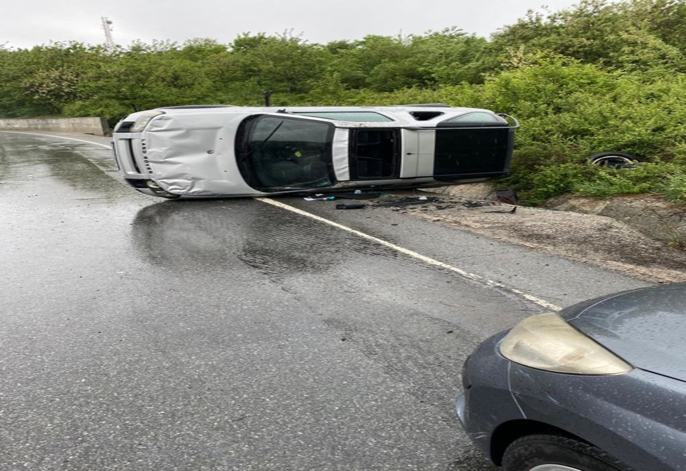 Accident pe un drum din Olt. A lovit cu SUV-ul parapetele şi s-a răsturnat în şanţ