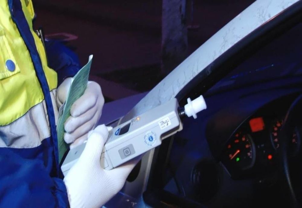 Un tânăr rămas fără permis susţine că a avut alcoolemie din cauza dezinfectantului. Dă poliţia în judecată