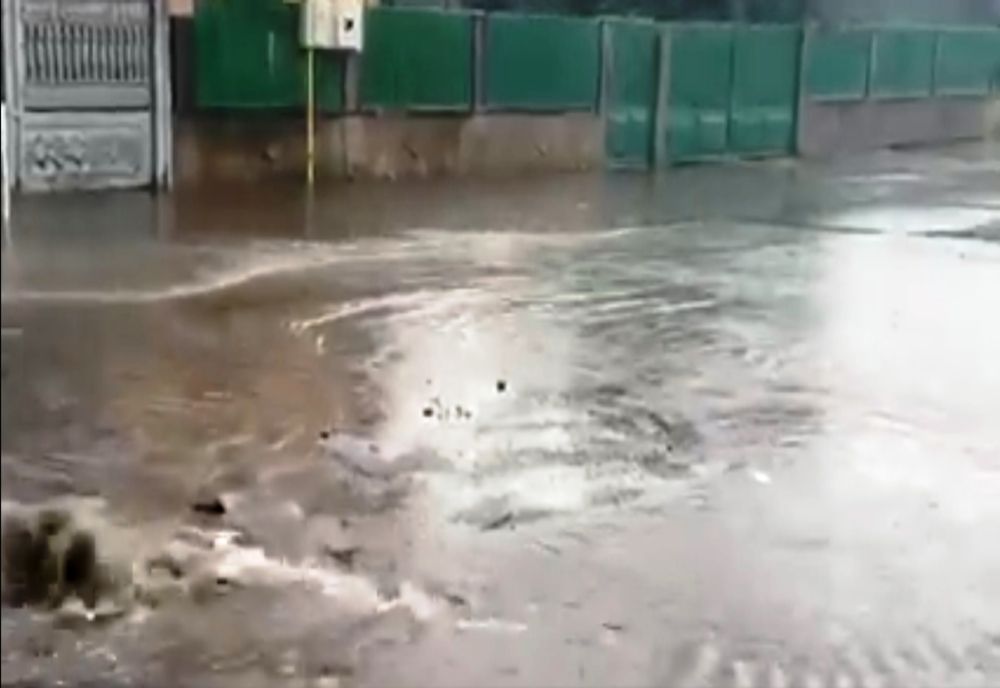 VIDEO. Străzi din Caracal, inundate după o ploaie torenţială. Canalizarea oraşului n-a făcut faţă cantităţii mari de precipitaţii