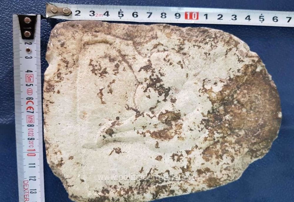 Obiecte de patrimoniu, furate în anii '90, găsite în urma unor percheziţii pentru ţigări de contrabandă