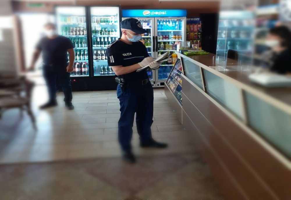 Amendaţi că nu purtau măşti în interior