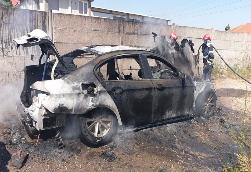 VIDEO. Autoturism în flăcări, în trafic, pe un drum din judeţ