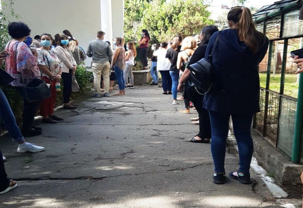 FOTO. Înghesuială, la şedinţa de repartizare a posturilor didactice din Olt