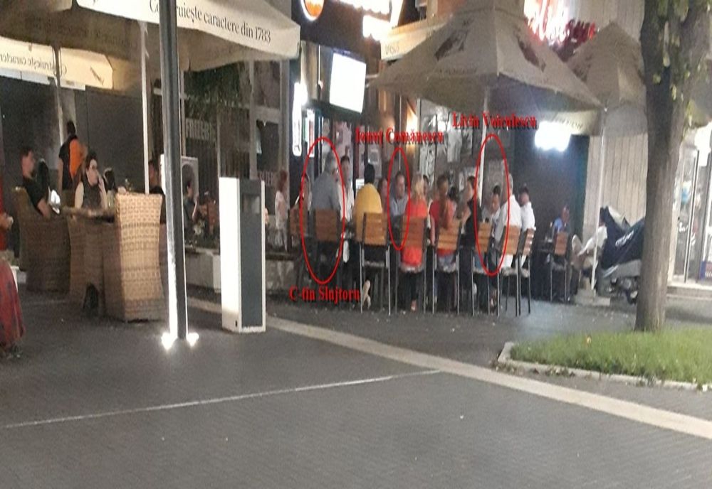 FOTO. Liderii PNL Slatina, şedinţă la terasă, cu ignorarea distanţării sociale