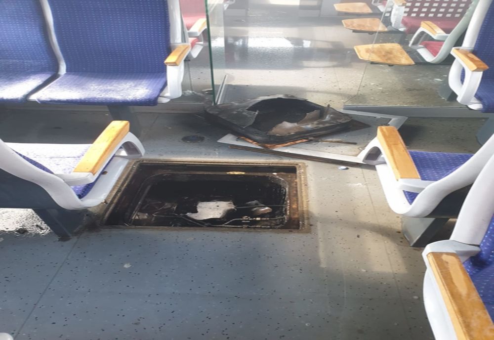 Un incendiu a izbucnit, duminică după-amiaza, la un tren aflat staționat în Gara Vlăduleni din județul Olt