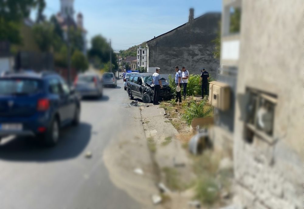 Slatina: A intrat cu maşina în zidul unei clădiri