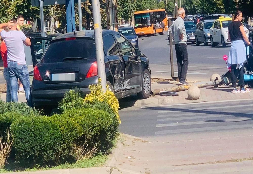 Semafor doborât în urma unui accident, în Slatina