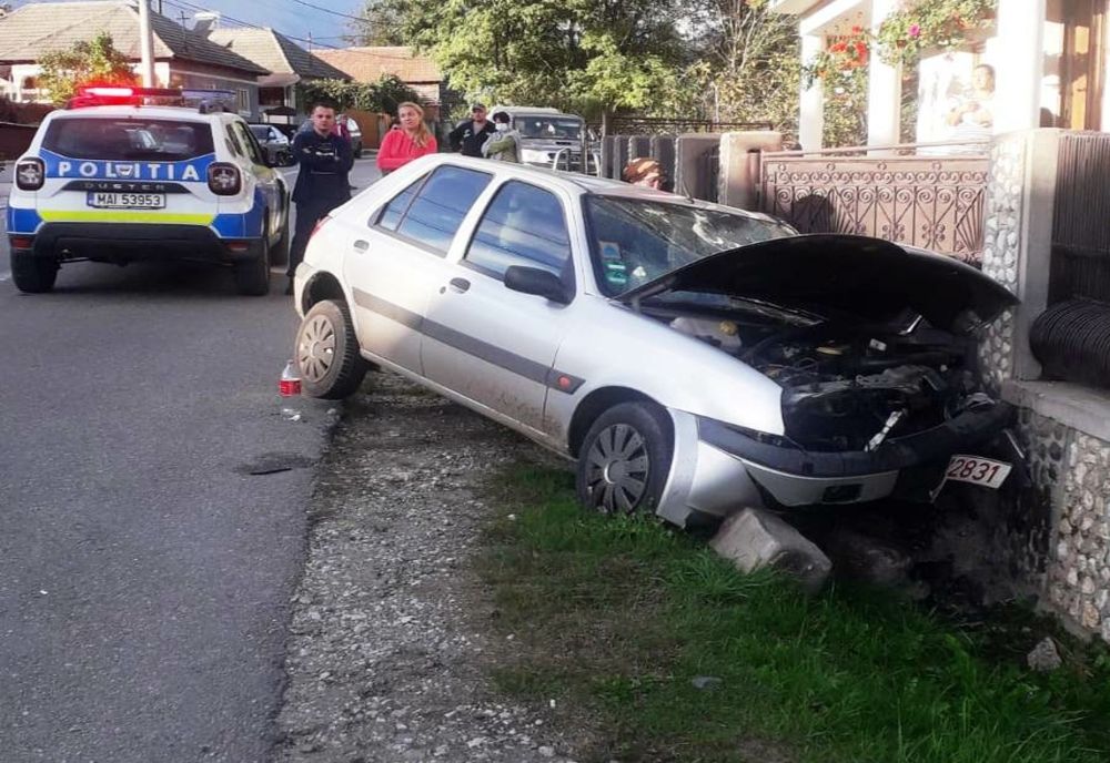 FOTO. Două persoane rănite după ce maşina în care se aflau a intrat într-un gard de beton