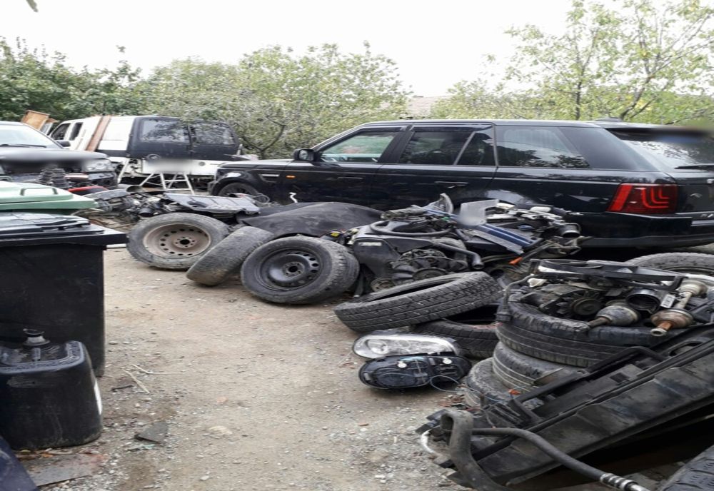 Autoturisme aduse din străinătate, dezmembrate ilegal în Olt. Un bărbat e cercetat penal