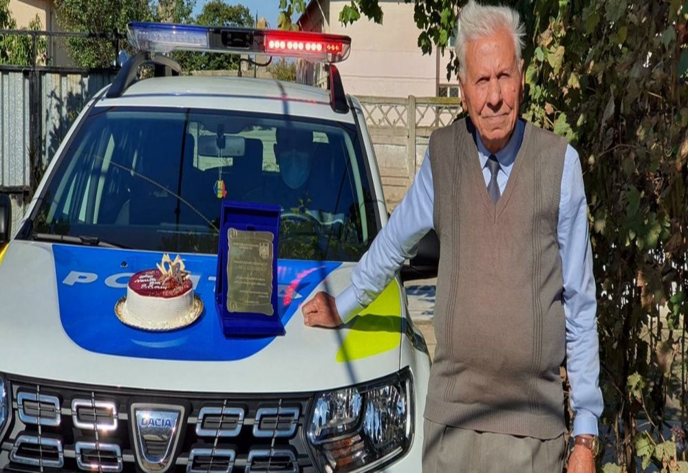 Olt: Cel mai vârstnic rezervist, omagiat de poliţiştii din judeţ