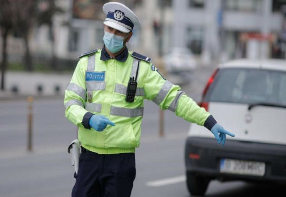 Un şofer chefliu a intrat cu maşina în porţile casei. Poliţiştii i-au deschis dosar penal