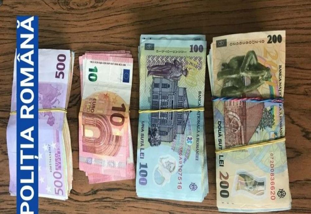 Valutiştii de la „Vacanţa”, amendaţi şi cu banii confiscaţi după ce au fost prinşi în flagrant de poliţişti