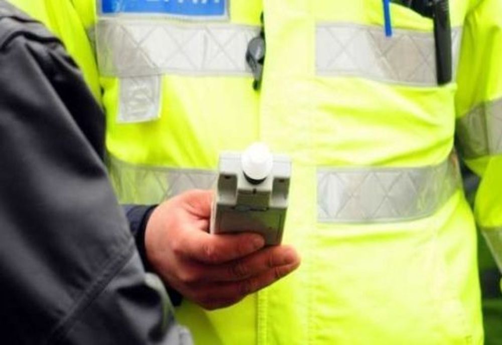 Olt: La doar 17 ani, băut la volanul unei maşini