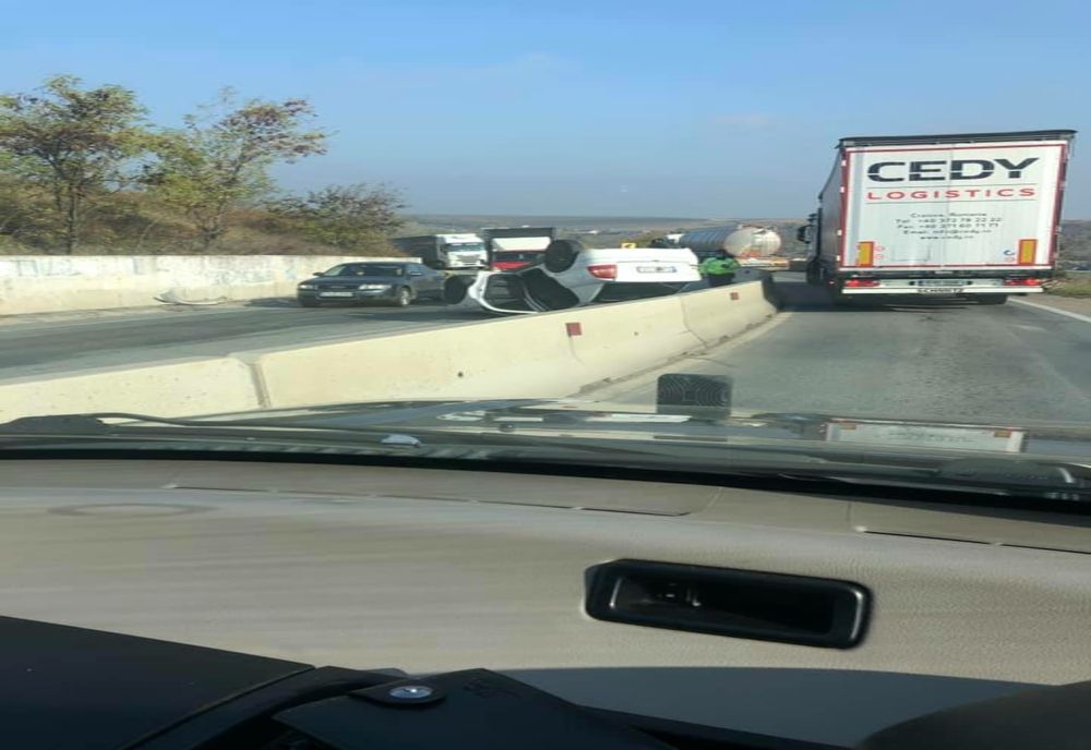 Autoturism răsturnat în judeţul Olt