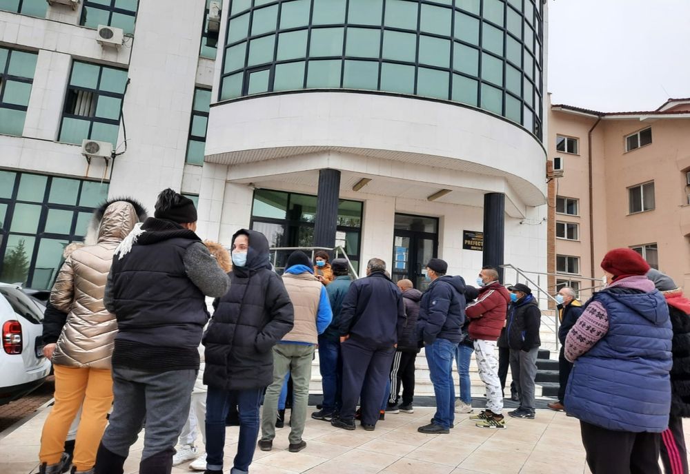 VIDEO. Revoltă în Piaţa Zahana din Slatina. Comercianţii au luat cu asalt prefectura