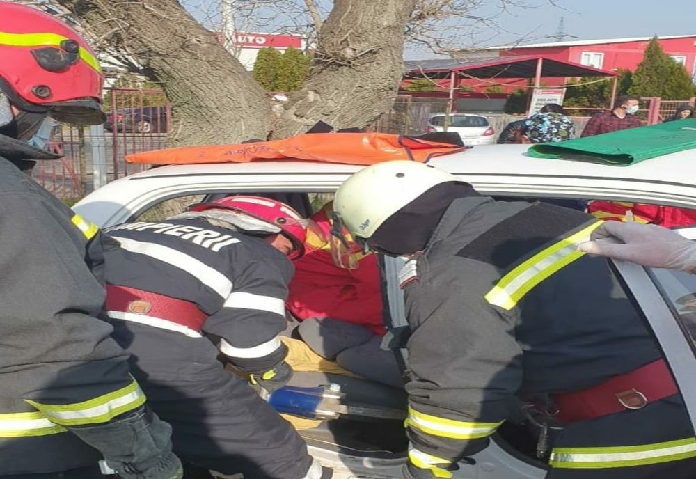 FOTO. Două autoturisme implicate într-un accident rutier, în Balş