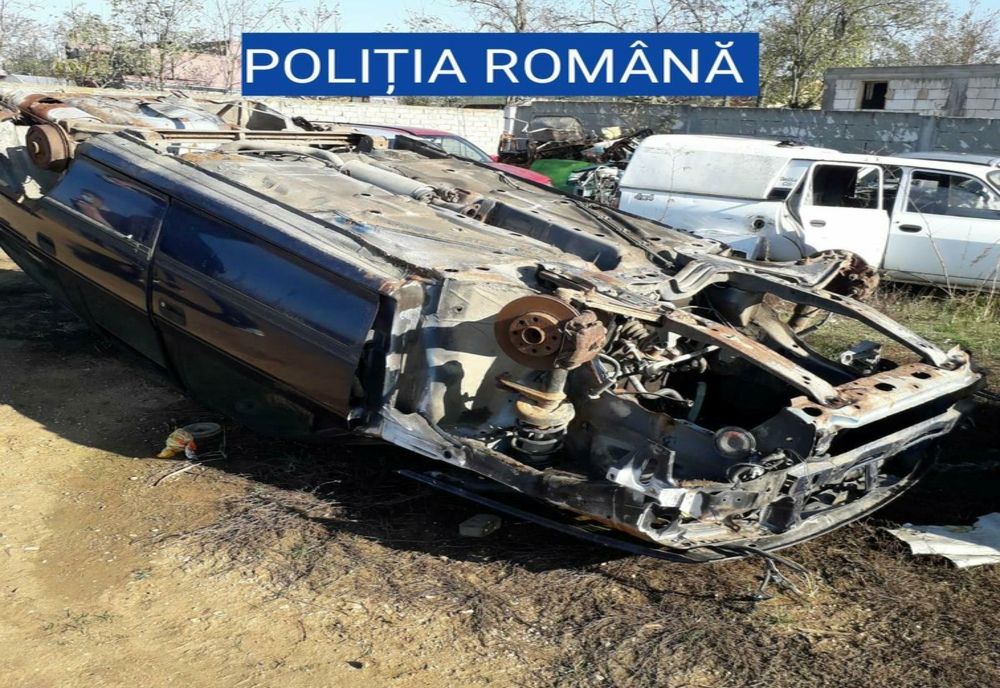 Zeci de maşini dezmembrate ilegal, găsite în curtea unui bărbat din Ipoteşti