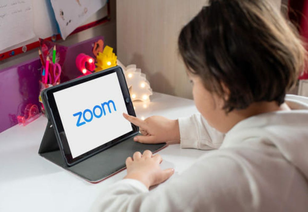 Elevii din Coteana au primit o donaţie de peste 100 de tablete pentru şcoala online