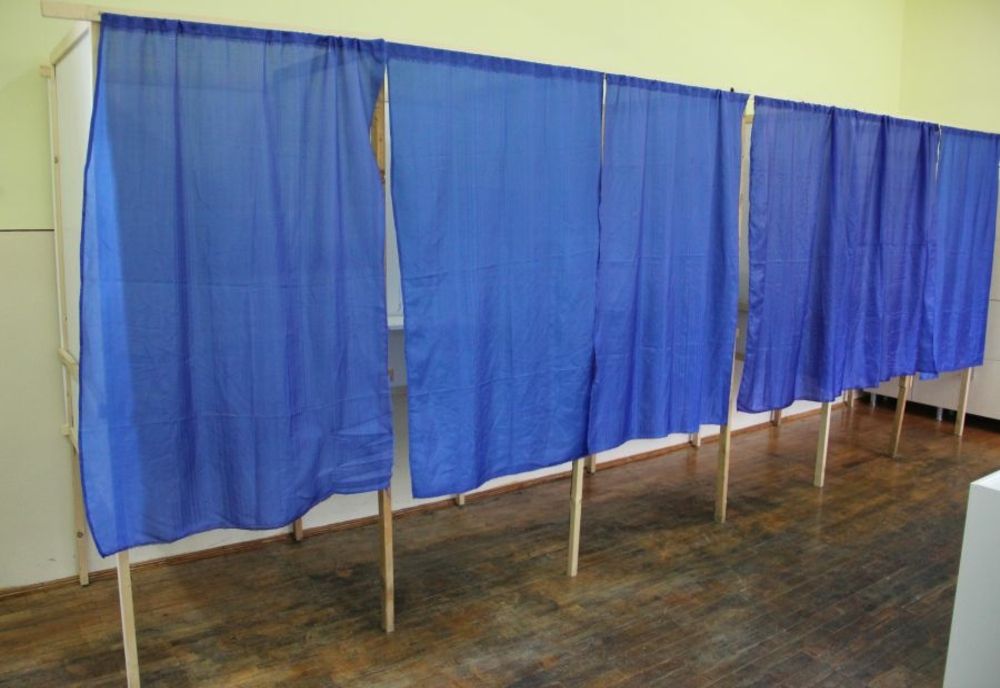 Cum au reacţionat poliţiştii după ce o femeie din Slatina i-a luat la înjurături pe toţi cei aflaţi într-o secţie de votare