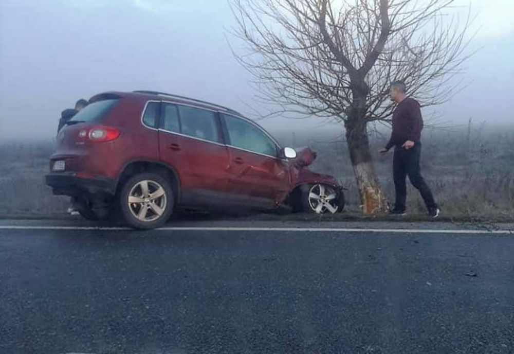 Olt: A intrat într-un copac, după o depăşire neregulamentară