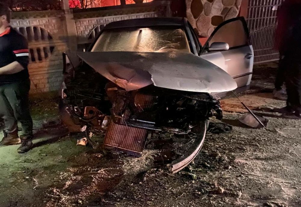 Olt: O maşină a intrat într-un gard. Şoferul a scăpat doar cu o sperietură 