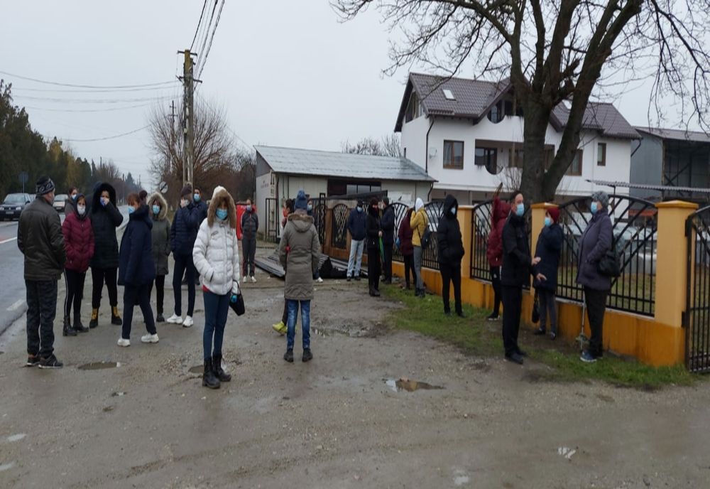 VIDEO. Nemulţumiţi de schimbarea directorului la o şcoală din Olt, părinţii au ieşit în stradă