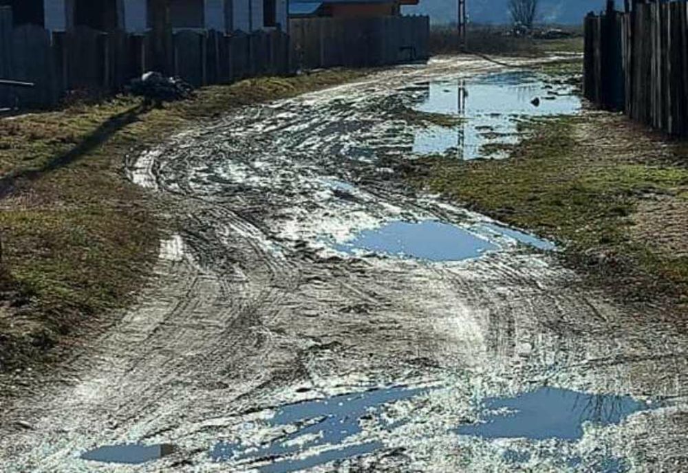 FOTO: Dezastrul dintr-un oraş din Olt. Străzi pline de mocirlă, la fiecare ploaie
