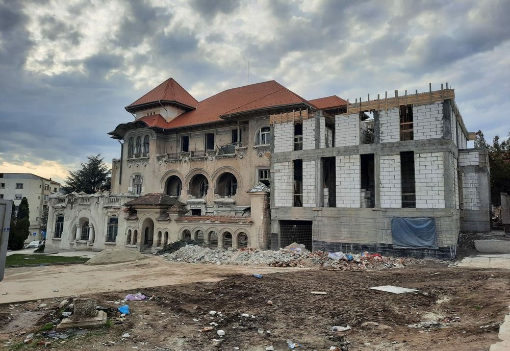 Slatina: Controverse după ce o clădire nouă a fost construită în apropierea unor imobile monument istoric