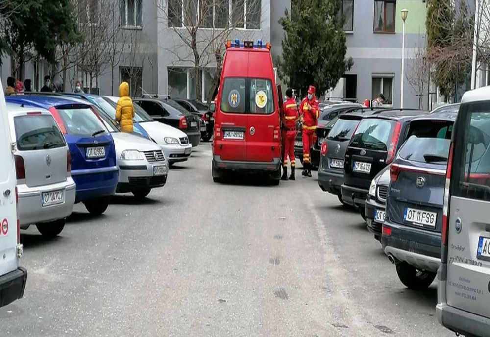 Bătrân găsit în descompunere într-un apartament din Slatina, alături de soţia imobilizată la pat