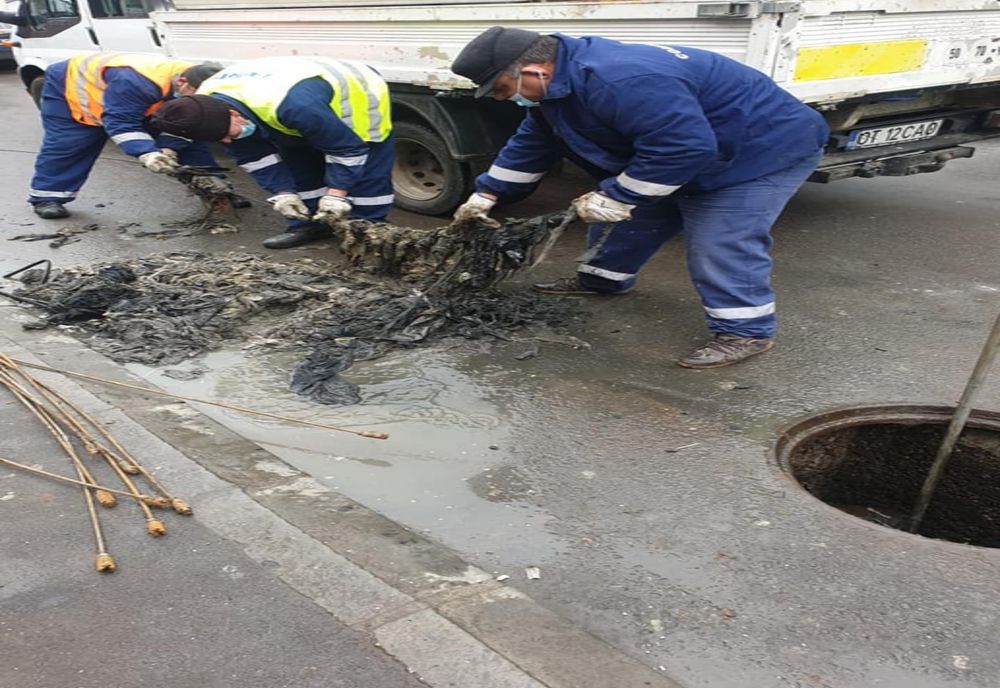 FOTO: "Capturi"-record, în canalizarea Slatinei: Un metru cub de şerveţele umede şi deşeuri textile