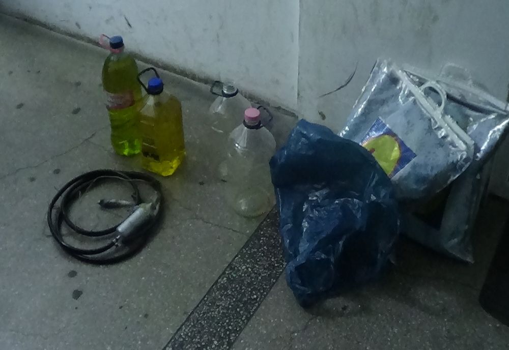 Slatina: Jandarmii l-au prins în timp ce fura combustibil dintr-un microbuz