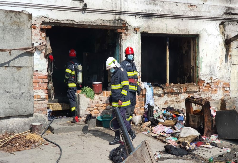 VIDEO. Incendiu în Slatina. A luat foc o clădire dezafectată