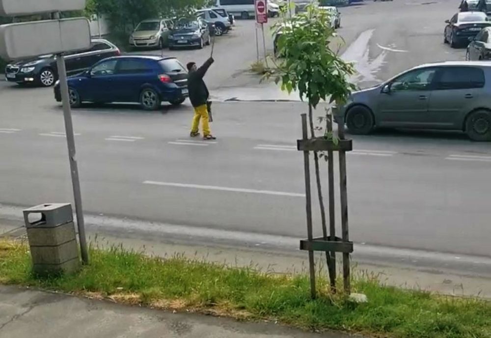 VIDEO | Slatina: Un bărbat ridicat de poliţişti după ce a scos o bâtă şi a început să ameninţe