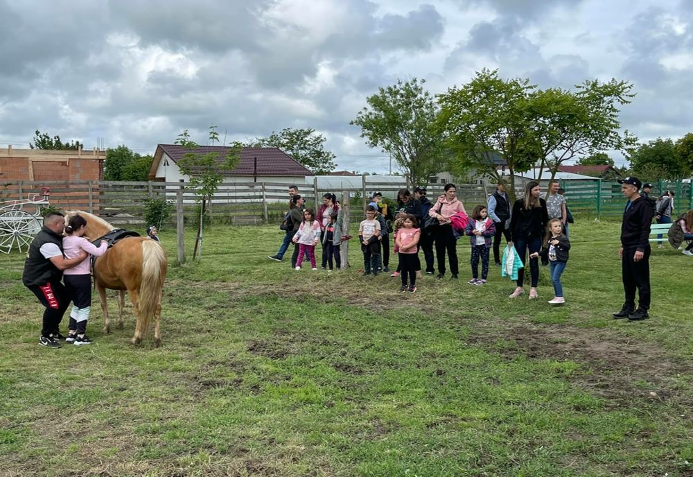 Olt: Târg de produse locale, de Ziua Copilului, organizat printr-un parteneriat între poliţişti şi fermieri 