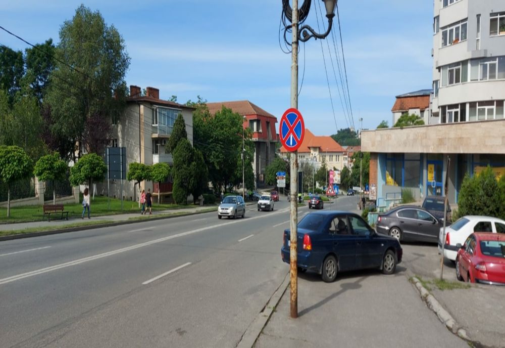 Parcarea interzisă pe un important bulevard din Slatina. Se ridică maşinile
