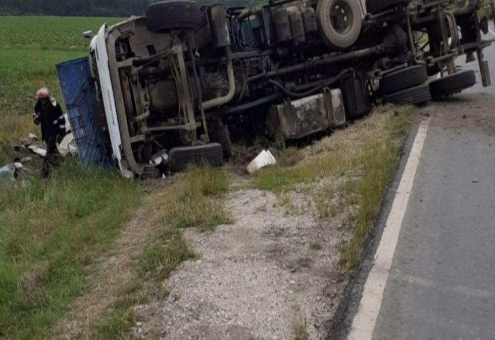 Autotren răsturnat în Olt