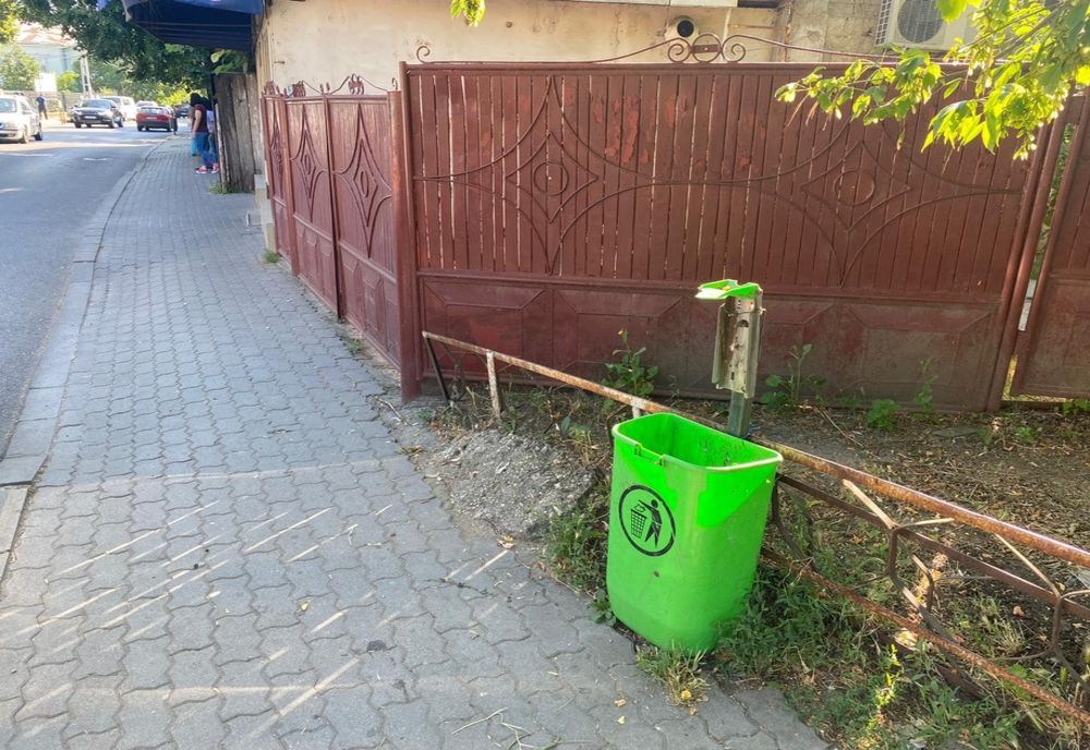 Coşuri de gunoi din mai multe zone ale municipiului Caracal, distruse