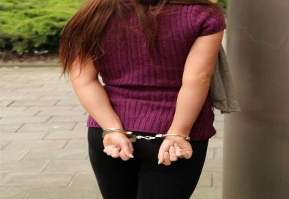 O femeie din Gorj, reţinută după ce a incendiat o maşină a unui vecin