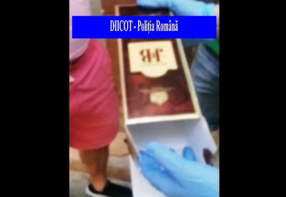 VIDEO. Patronul unui restaurant din Slatina a fost arestat pentru trafic de cocaină. O armă, găsită într-un autoturism