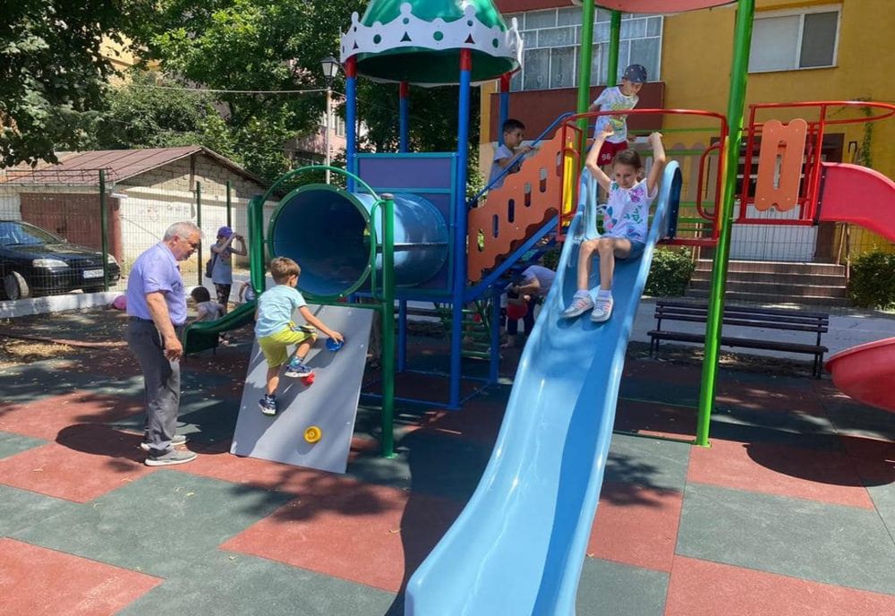 Caracal: A fost inaugurat un nou loc de joacă