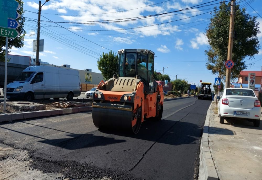 Se aşterne primul strat de asfalt pe strada Piteşti din Slatina (VIDEO)