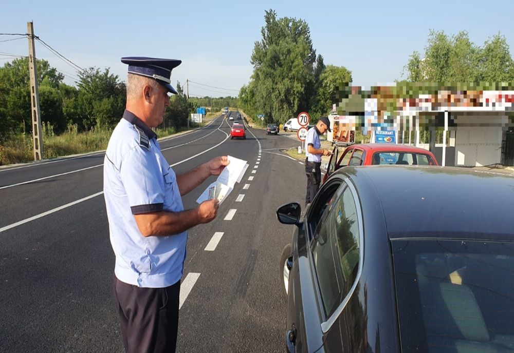 O tânără din Olt conducea o maşină deşi nu are permis. Proprietarul autoturismului, pe locul pasagerului din faţă