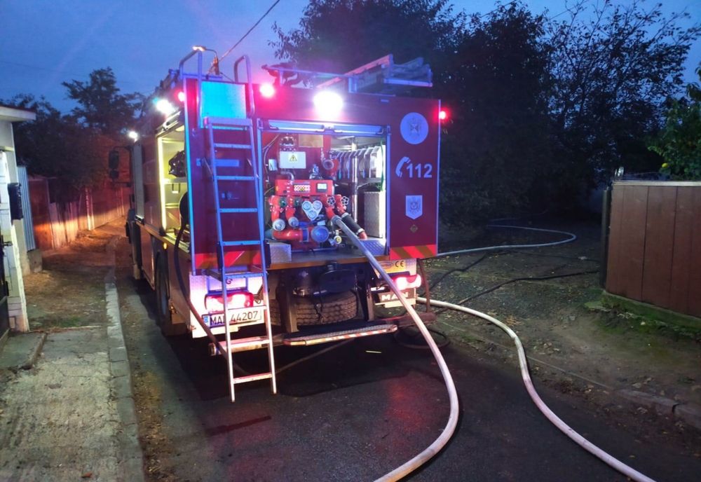 Locuinţă din Poboru (Olt), distrusă de un incendiu: Patru persoane la spital