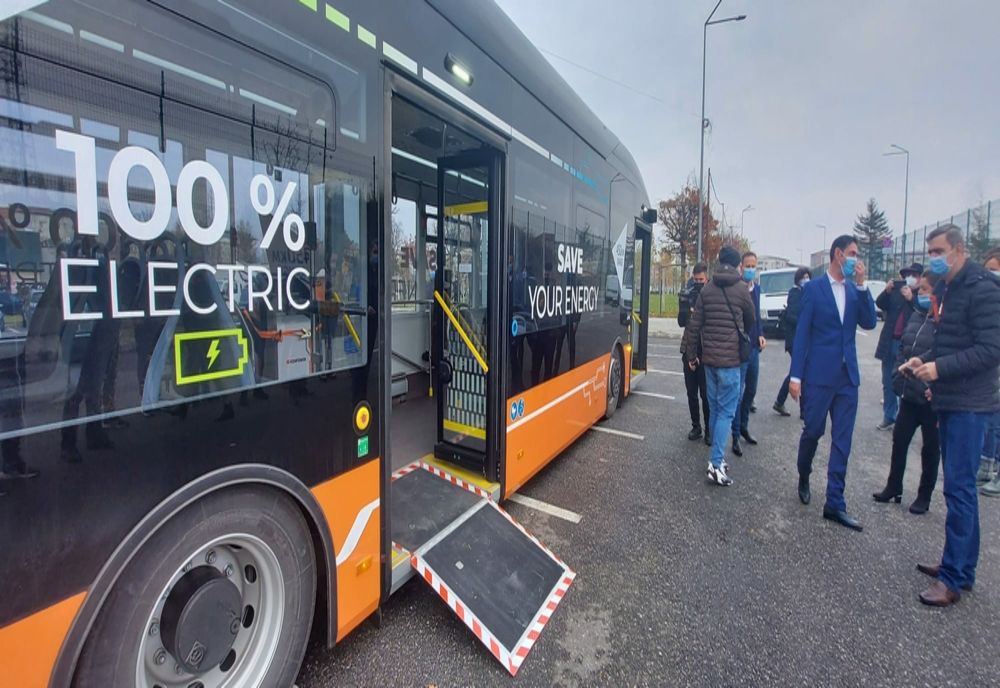 Autobuzul electric cu care vor merge slătinenii, din decembrie, prezentat de primărie