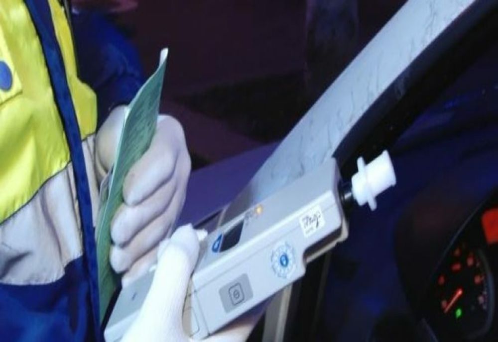 Olt: Tânăr băut la volanul unei maşini