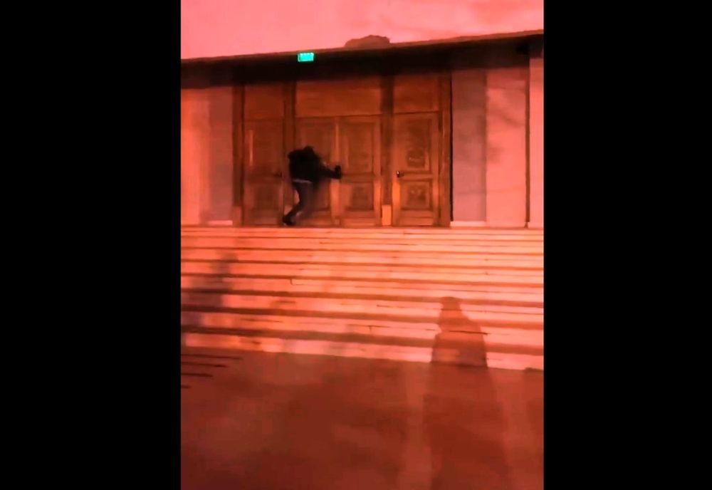 Slatina: Un bărbat care loveşte uşa Catedralei Episcopale, căutat de poliţie