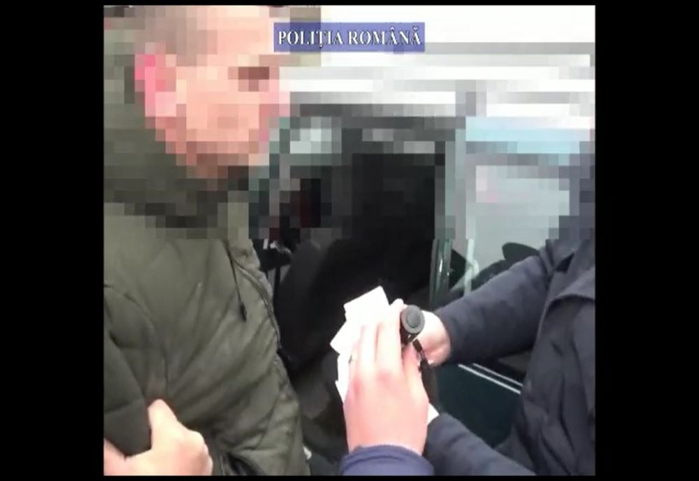 VIDEO. Prins în flagrant când şantaja un minor. Poliţiştii din Olt l-au reţinut