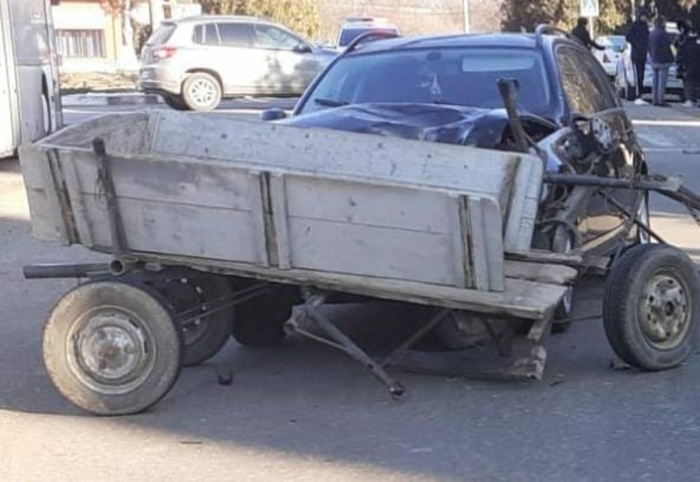 Accident în Olt: Căruţă lovită de o maşină, două femei la spital