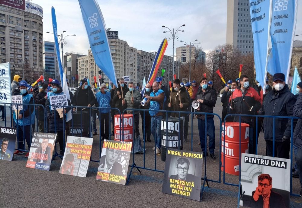 VIDEO. Guvernul, pichetat de sute de angajaţi Alro